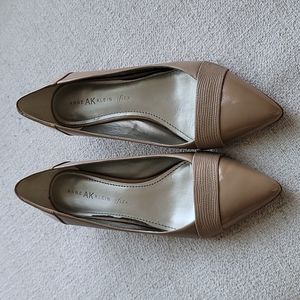 NWOT Anne Klein nude kitten heel sz 9.5